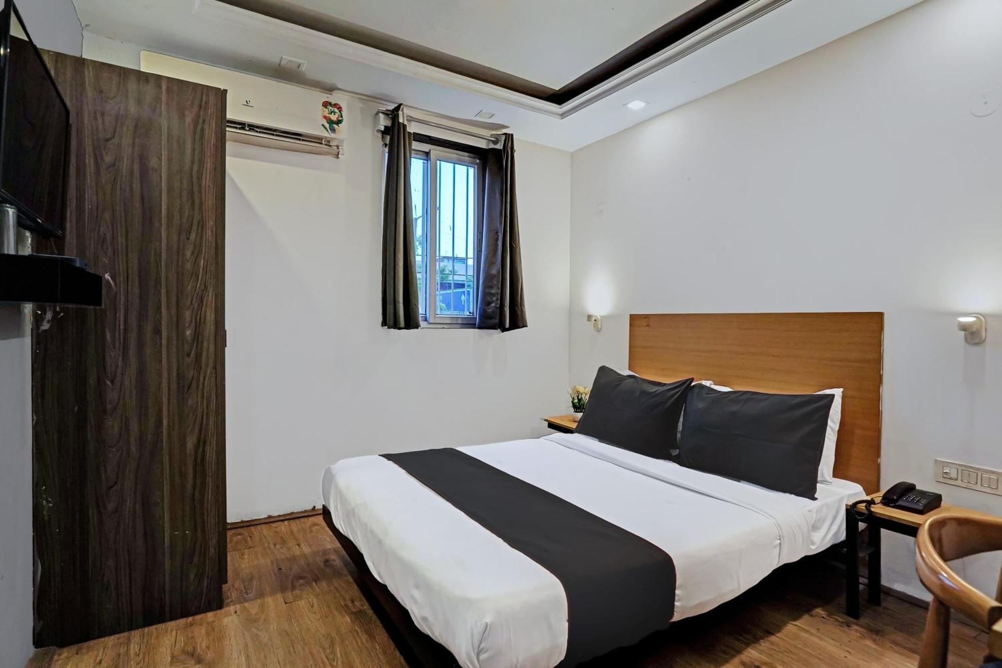 Hotel Collection O White Saffron Near Rohini Sector 18 Metro Station à Delhi  Extérieur photo
