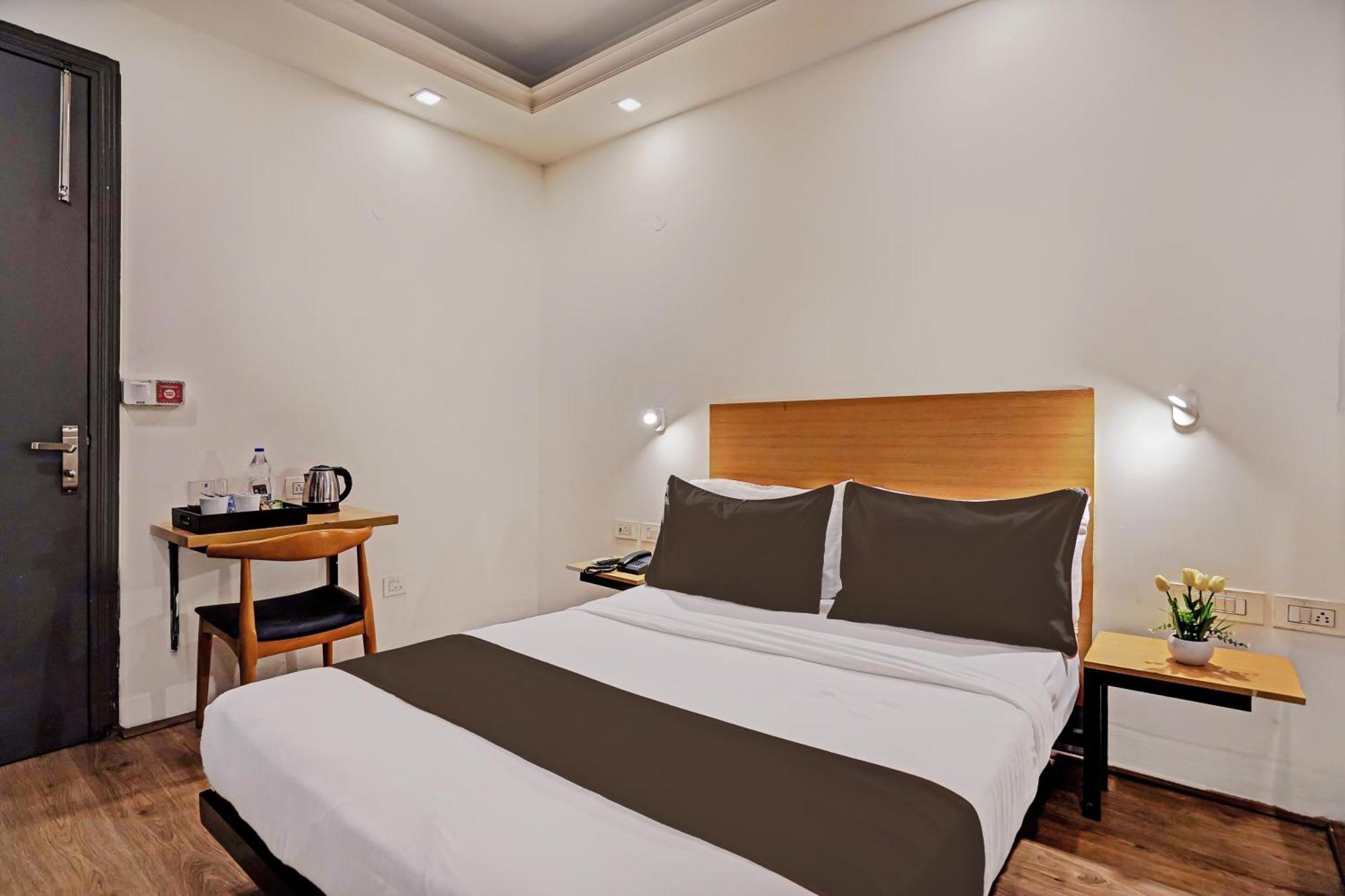 Hotel Collection O White Saffron Near Rohini Sector 18 Metro Station à Delhi  Extérieur photo